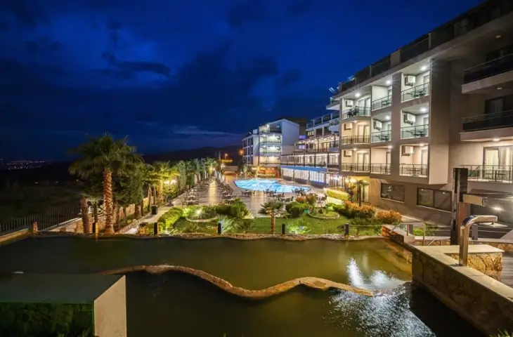 Karahayıt’ta bulunan Hierapark Deluxe Thermal Hotel termal havuz ve bahçe manzarası